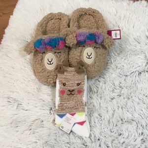 SO Llama slippers size large and socks fits 9-11